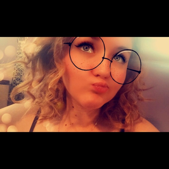 Meet your Posher, Eden - Picture 1 of 1